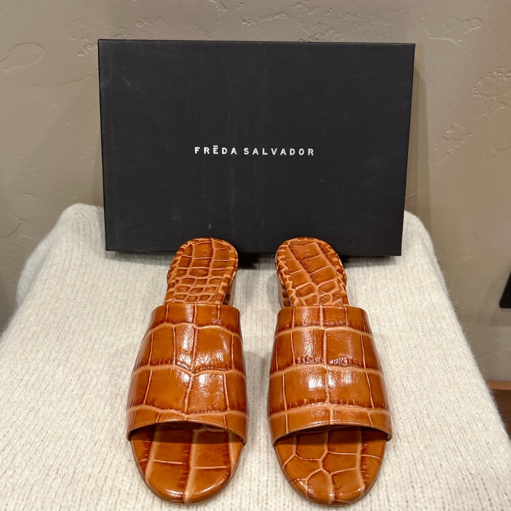 Freda Salvador "Sonia" Embossed Crock (Size 8.5)